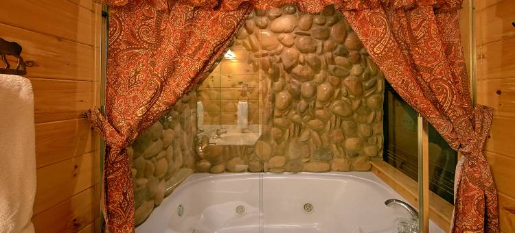 Private Wooded Setting with Game Room and Hot Tub - Stunning Rustic Haven图片