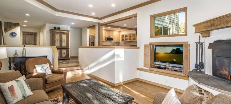 Private Deck with Hot Tub and Spacious Living Areas - Charming Duplex图片