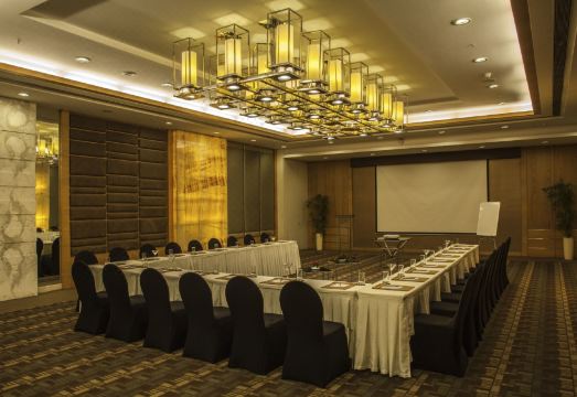 Radisson Blu Hotel Pune Kharadi Hotel Overview