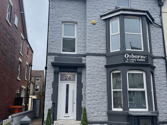 奥斯本豪华热水浴缸和按摩浴缸套房