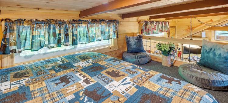 距离露尔湖7英里：米尔斯普林小屋带热水浴缸(7 Mi to Lake Lure Mill Spring Cabin with Hot Tub)图片