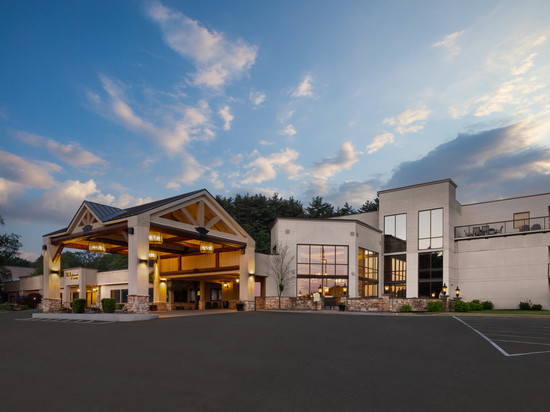 Holiday Inn Resort 乔治湖,草地