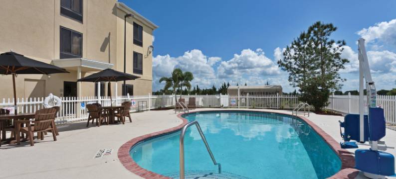 洲际酒店集团智选假日酒店及套房锡布灵(Holiday Inn Express & Suites SEBRING by IHG)图片