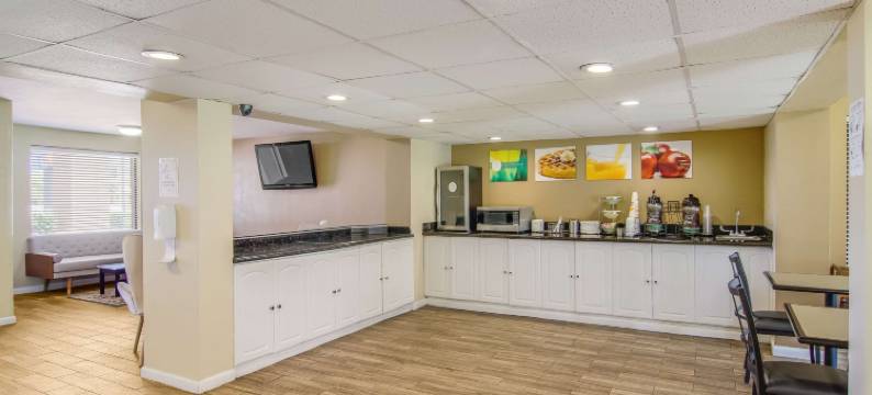 郊区开放式客房公寓酒店金斯兰和I-95(Suburban Studios Hotel Kingsland Near I-95)图片