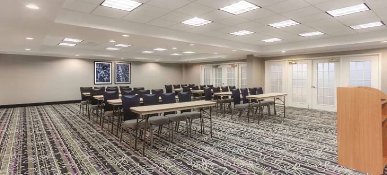 教堂山大学区拉昆塔温德姆套房酒店(La Quinta Inn & Suites by Wyndham Univ Area Chapel Hill)图片