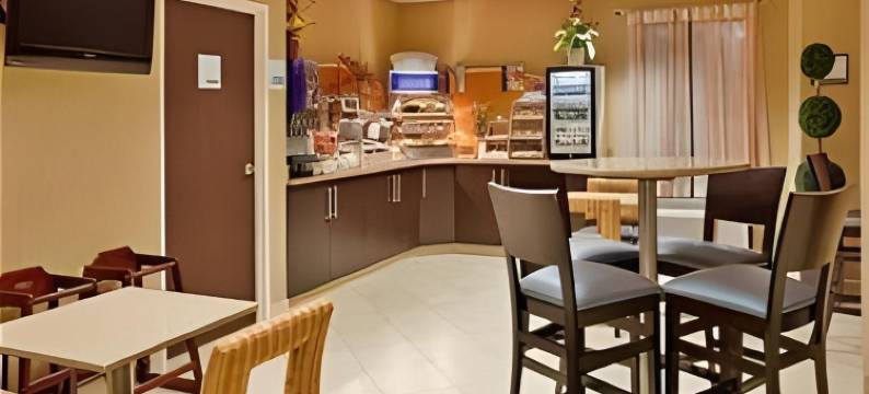 阿维烟酒店(Comfort Inn & Suites Saint Louis Lafayette Square)图片