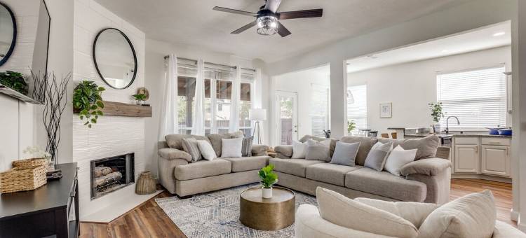Relax Near Little Elm & Lake Lewisville – Pool, Spa, Game Room & 2 King Beds!图片
