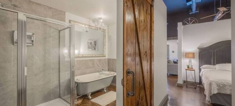 黑泽尔港湾 位于广场中心 ~ 时尚市中心单间公寓.(Haven at Hazel ~ Downtown Studio, stylish and centrally located on the square.)图片