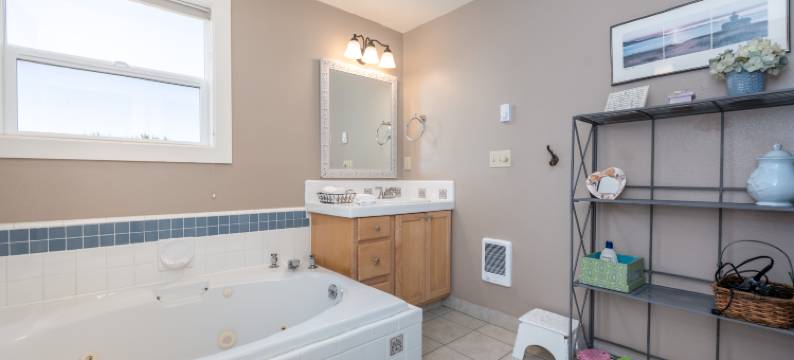 Coastal Getaway with Hot Tub and Stunning Views - Inviting Escape图片