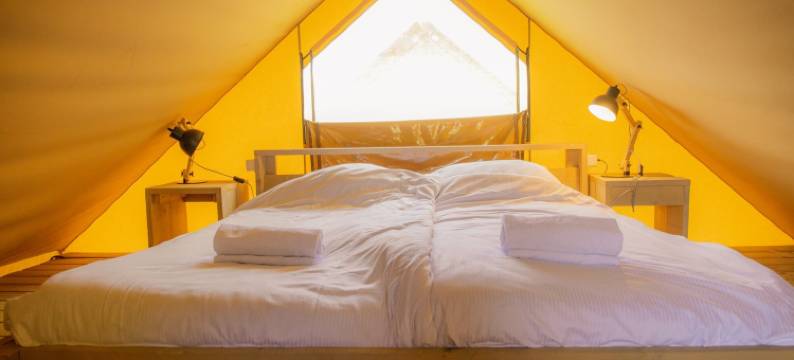 靠近Veluwe的装备精良的带露台的帐篷小屋(Well Furnished Tent Lodge with Terrace Near Veluwe)图片