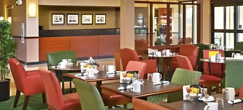 汉普顿体育馆中央万怡酒店(Courtyard Hampton Coliseum Central)图片