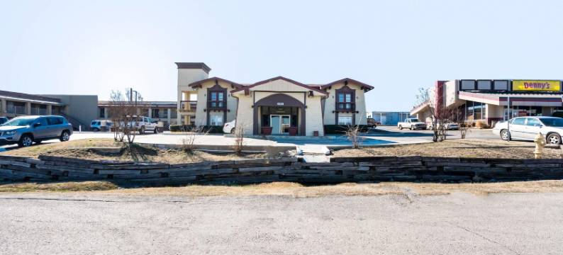 OYO塔尔萨北谢里登路机场酒店(OYO Hotel Tulsa N Sheridan Rd & Airport)图片