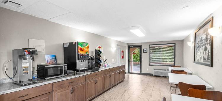 西棕榈滩兰塔纳温德姆速8酒店(Super 8 by Wyndham Lantana West Palm Beach)图片