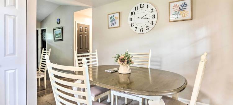 宁静的博福特家庭，带前廊+烤架(Peaceful Beaufort Home w/ Front Porch + Grill)图片