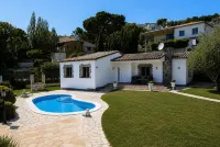Beautiful house surrounded by an idyllic garden with salt water pool. - 泳池