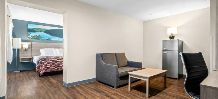 托玛红屋顶旅馆(Red Roof Inn & Suites Tomah)图片
