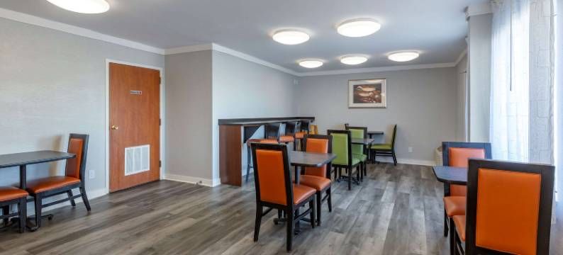 近布拉格堡的费耶特维尔品质酒店Inn(Quality Inn Fayetteville Near Fort Bragg)图片