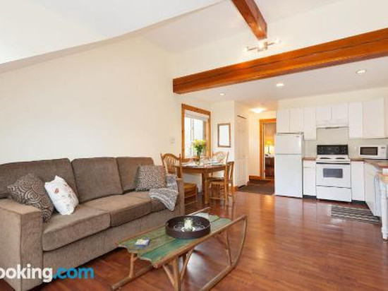 Mountain View 1 Bedroom Suite with King Size Bed, Walk to Village
