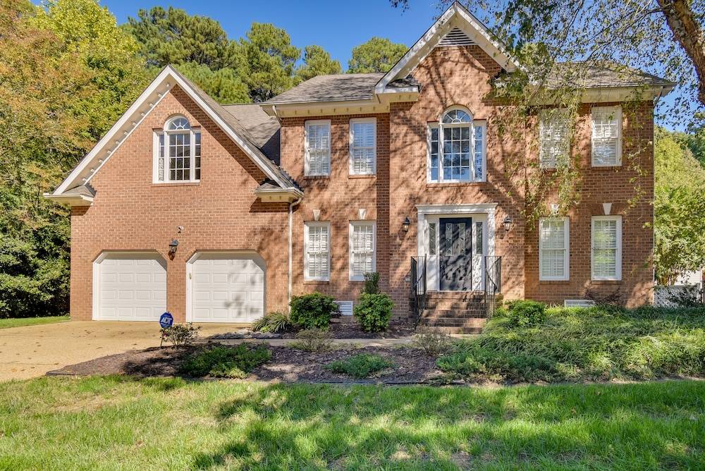 宽敞的史密斯菲尔德家园,带屏风门廊和院子!(Spacious Smithfield Home w/ Screened Porch & Yard!)