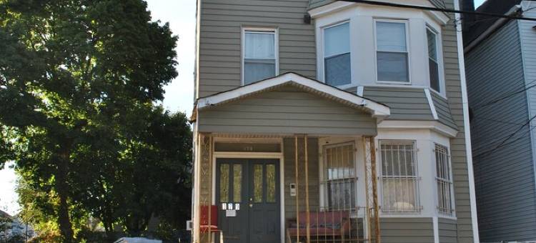 L 3 into Newark Airport Lower Level Apartment图片