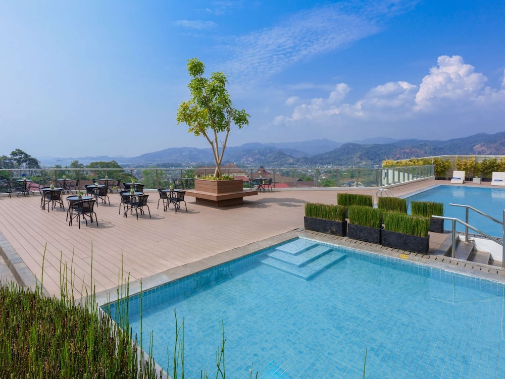 Golden Tulip SpringHill LampungOver view