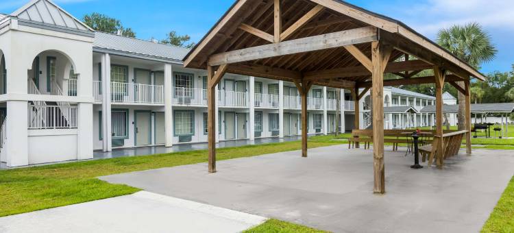 Suburban Studios Brunswick I-95图片