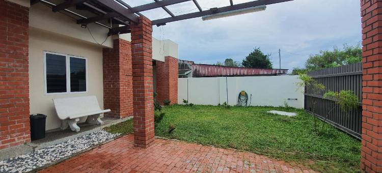 位于峇株巴辖市中心的4卧室平房-297平方米|带2个独立浴室(Batu Pahat Swimming Pool Homestay)图片