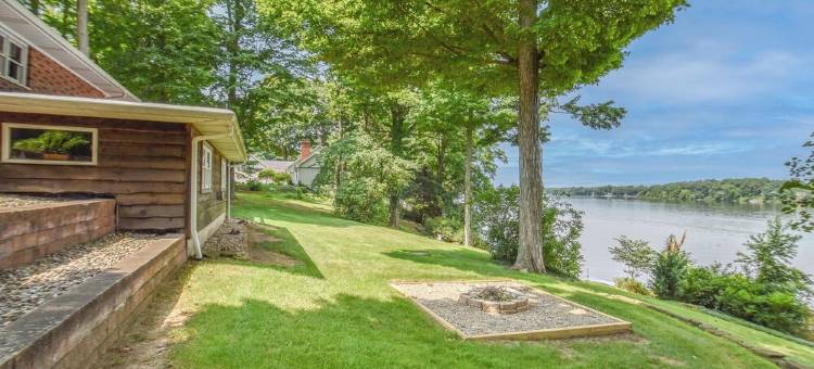 Rustic Hills Retreat...a scenic home on beautiful lake front property.图片