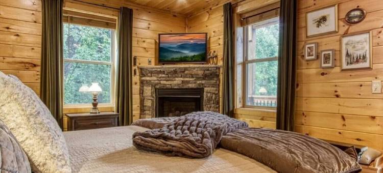 温馨壁炉木屋，配有山景、热水浴缸和游戏室(Cozy Fireside Retreat with Mtn Views, Hot Tub, and Gameroom)图片