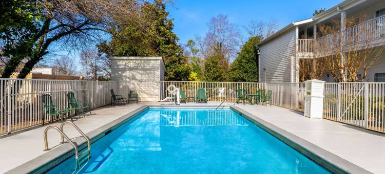 费耶特维尔品质酒店-靠近历史悠久的市中心广场(Quality Inn Fayetteville Near Historic Downtown Square)图片