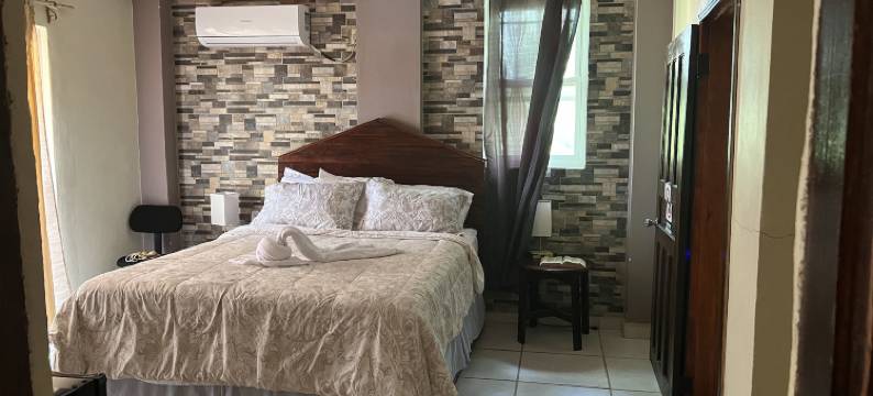 拉德尔菲纳住宿加早餐酒吧和烧烤店(La Delphina Bed and Breakfast Bar and Grill)图片