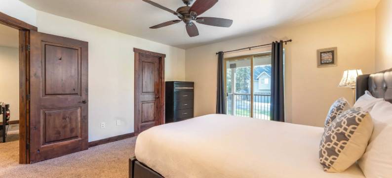 Avantstay的Meyers Meadow热水浴缸，大露台(10Mins to Lake • Hot Tub Game Room Forest Views Meyers Meadow by AvantStay)图片