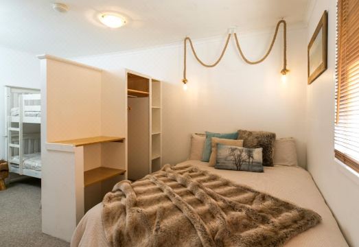 Feathertop Alpine Lodge Hotel Overview