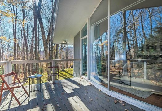 Pristine West Dover Home w/ Deck & Mountain Views! Hotel Overview
