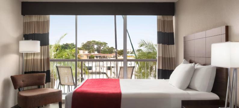 萨拉索塔海滨温德姆华美达酒店(Ramada by Wyndham Sarasota Waterfront)图片