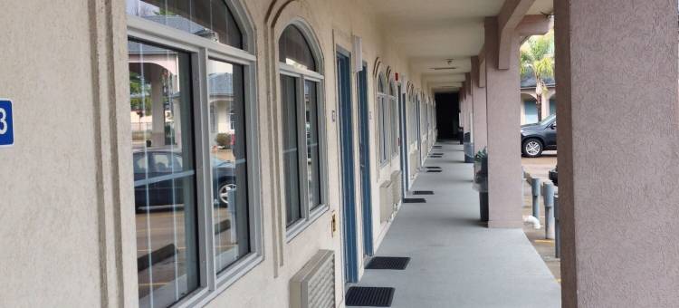 公路 290 西北高速公路卡默洛套房旅店(Camelot Inn & Suites Highway 290 NW Freeway)图片