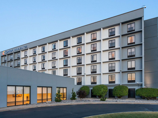 布法罗机场舒适套房酒店