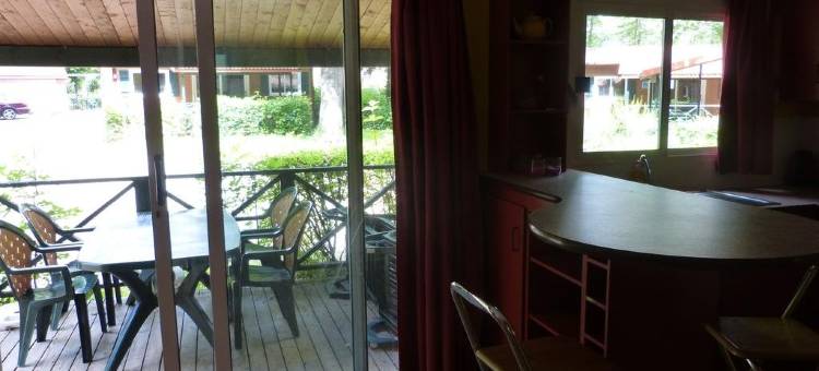 格兰治堡露营酒店(Chateau-Camping la Grange Fort, 63500 les Pradeaux)图片