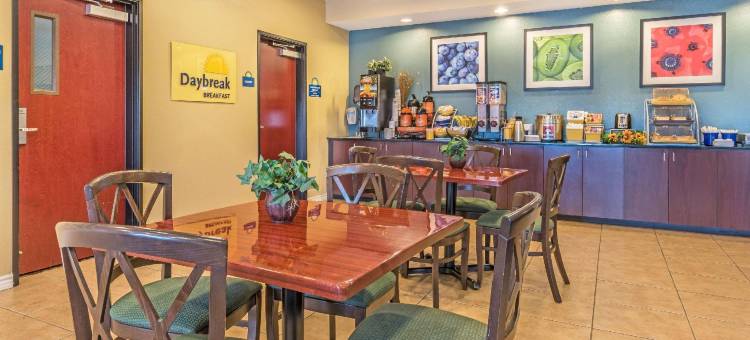德克萨斯洛克代尔戴斯酒店(Days Inn by Wyndham Rockdale Texas)图片