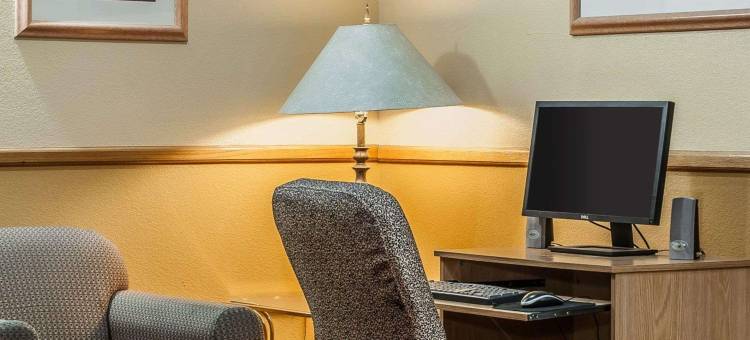 谢尔比维尔 I-74 凯艺套房酒店(Quality Inn & Suites Shelbyville I-74)图片