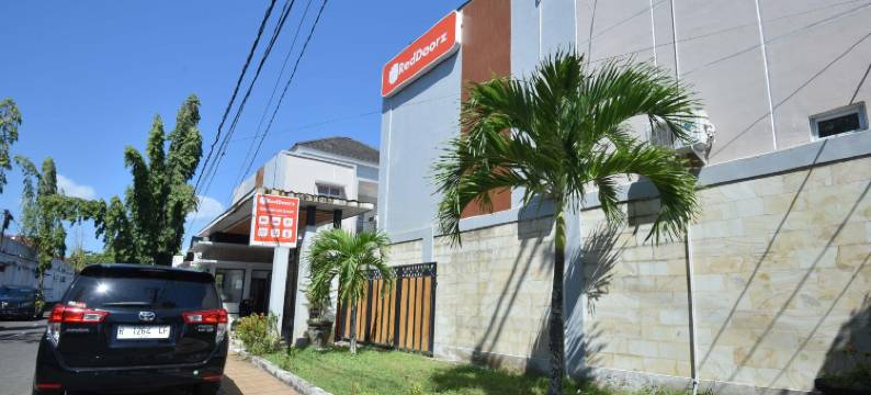 红多兹酒店近阿伦阿伦芝拉扎(RedDoorz near Alun Alun Cilacap)图片