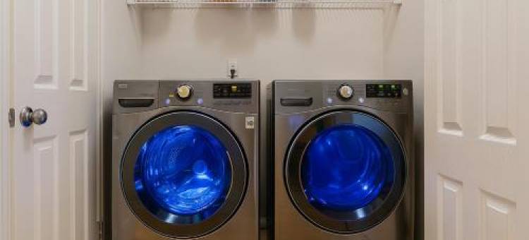 Entire House with Four Bedrooms, Hot Tub, BBQ, Private Backyard, Free WiFi and Parking, Near Seattle图片