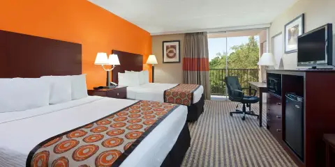 阿林頓棒球場-六旗温德姆豪生酒店