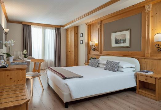 Hotel Cristallo Hotel Overview