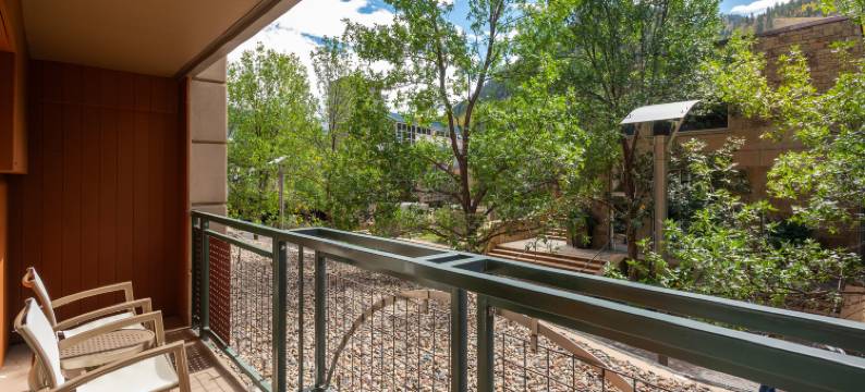 Cozy Fireplace and Private Balcony - Charming Mountain Sanctuary图片