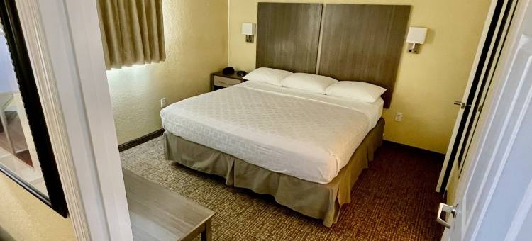 迈尔斯堡珊瑚角郊区开放式客房(Suburban Studios Fort Myers Cape Coral)图片