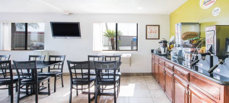 哈灵根速8酒店(Super 8 by Wyndham Harlingen TX)图片