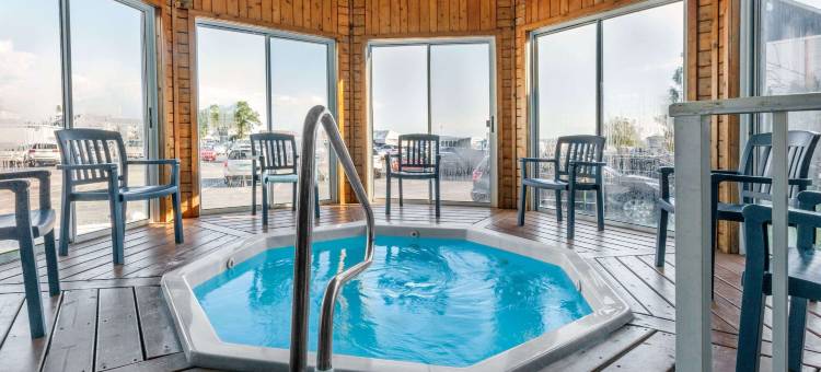 麦基诺市水滨华美达酒店(Ramada by Wyndham Mackinaw City Waterfront)图片