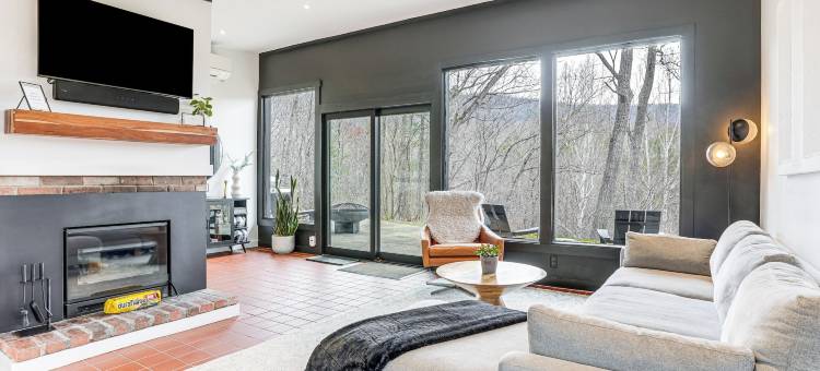 卢雷“黑胡桃木小屋占地2英亩，带火坑！(Luray 'Black Walnut Cabin' on 2 Acres w/ Fire Pit!)图片