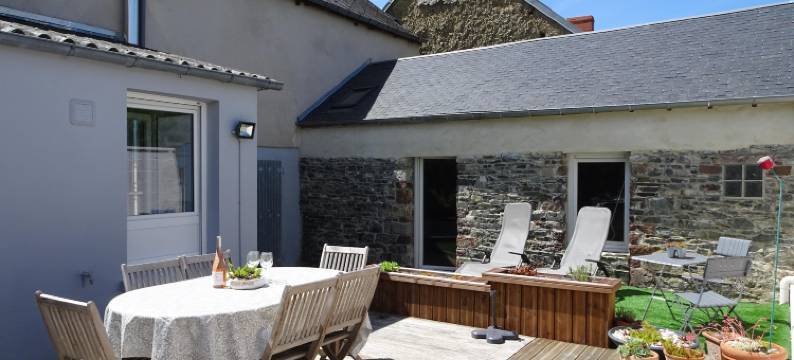 Stone House in Bricqueville near Sandy Beach图片